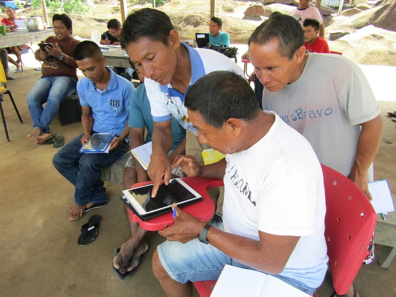 Agentes indígenas treinam o uso de tablets para monitoramento ambiental e climático, em registro publicado pela FOIRN.