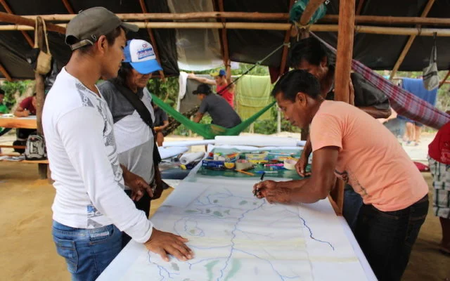 Participantes elaboram mapas em exercício de cartografia social participativa na oficina de gestão territorial da FOIRN.