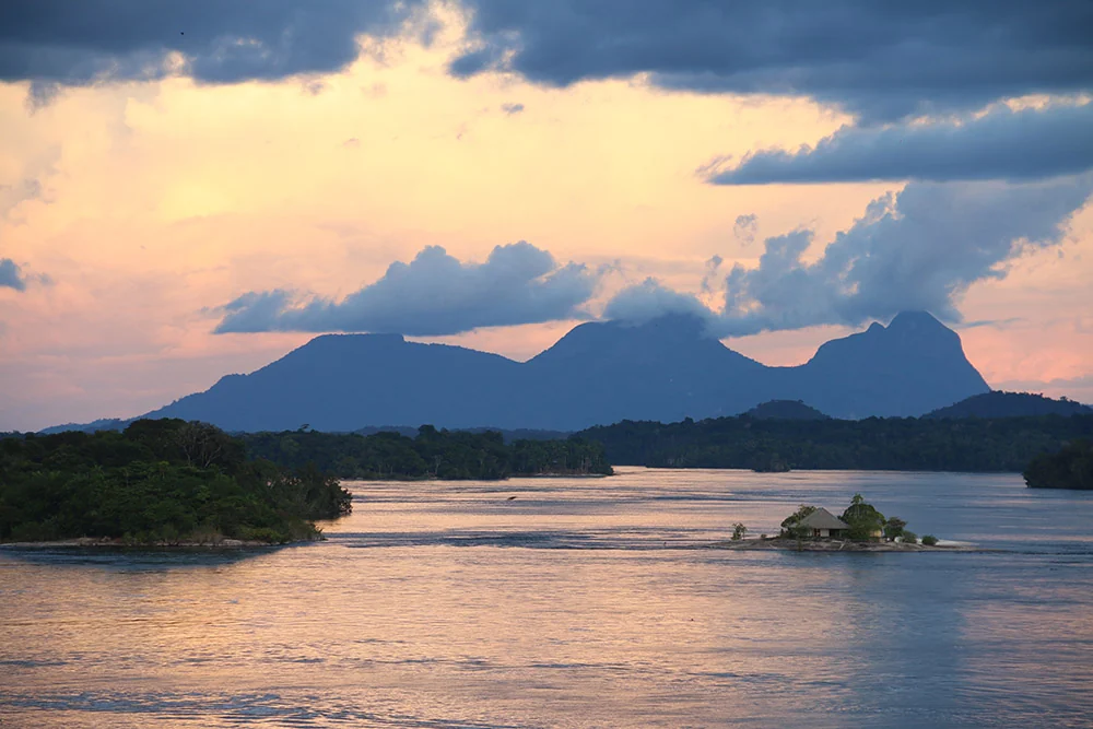 Rio Negro ao entardecer — fotografia de Juliana Radler, publicada pela FOIRN